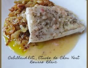 Cabillaud rôti, étuvée de chou vert et beurre blanc