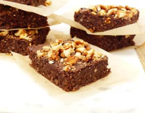 Brownie au chocolat, okara et cacahuètes