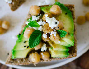 Toast à l'avocat, pois-chiche et feta