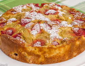 Gâteau moelleux à la rhubarbe et aux fraises