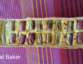 Tarte salée rhubarbe, fromage et échalotes