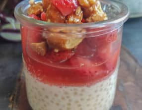 Tapioca au lait, fraises au miel et noix de cajou caramélisées