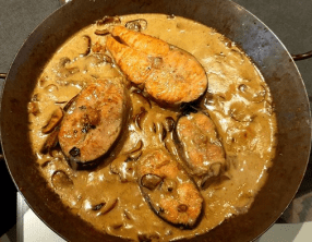 Darnes de saumon à la crème et champignons de Paris