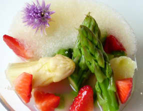 Salade d'asperges blanches et vertes, fraises