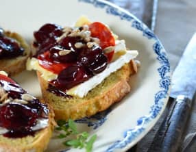 Tartine de brie, cerises et chorizo