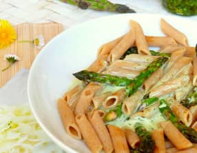 Pennes aux asperges poêlées et crème de pesto à l'ail des ours