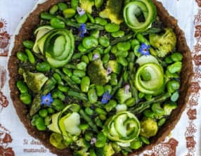 Tarte au sarrasin avec pleins de légumes verts et pesto
