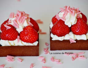 Tartelette chocolat noir garnie de ganache au chocolat blanc, fraise et ail noir