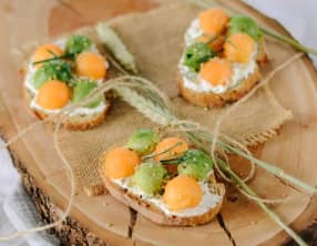 Toast avocat, melon et fromage frais