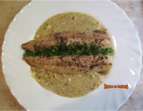 Filets de maquereaux grillés au four, sauce à la crème fraîche