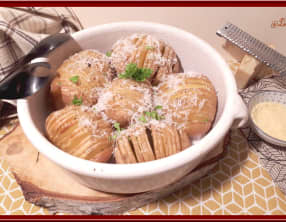 Pommes de terre hasselback, sauce au curry
