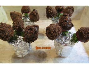 Fraises enrobées de chocolat et fèves de cacao