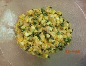 Salade aux oeufs et tiges d'oignons nouveaux