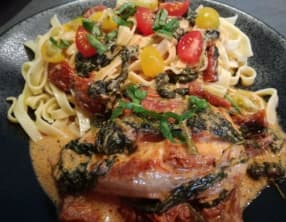 Blancs de poulet aux tomates séchées jeunes pousses d’épinard à la crème au parmesan
