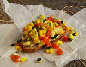 Tartare de courgette et tomate sur tartine de Saint-félicien