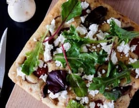 Focaccia lardons tomate et feta