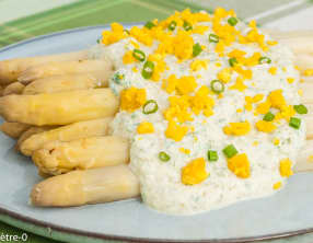 Asperges cuites à la vapeur, sauce au fromage blanc