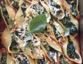 Conchiglioni farcis épinards, ricotta, sauce tomate