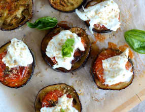 Pizza d'aubergine, tomate et mozzarella