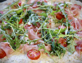 Pizza blanche au tomates cerises, roquette et jambon cru