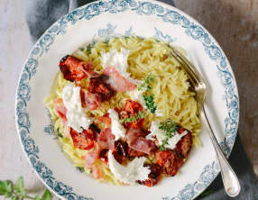 Pâtes aux tomates rôties, pancetta et burrata