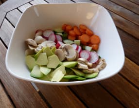 Power bowl aux champignons, radis, carotte et avocat