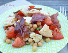 Salade tomates, pois chiches, pita et chips de speck