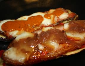 Aubergines grillées au lard et brebis à la sauce Basque