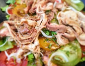 Grenier médocain grillé sur sa salade de variété de tomates