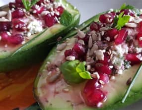 Avocat avec salsa verte, feta et grenade