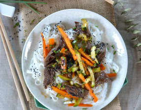 Salade de boeuf, carotte, courgette et nouilles de riz