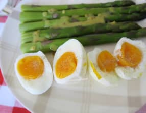 Asperges vertes en vinaigrette et œufs mollets