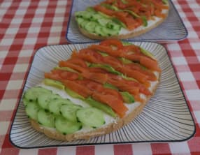 Bruschetta au saumon fumé, tomates concombre et avocat