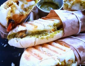 Panini aux crevettes, moules et pesto