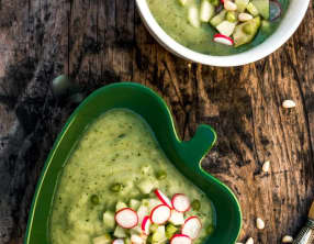 Gaspacho vert concombre et radis roses