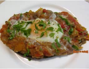 Aubergines farcies, oeufs au nid