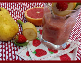 Smoothie fraises, pamplemousse, poire, basilic