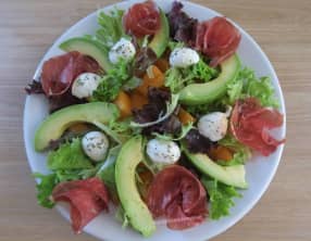 Salade au melon, avocat, coppa et mozzarella