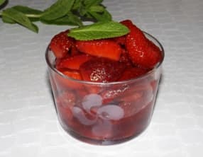 Salade de fraises, menthe et verveine