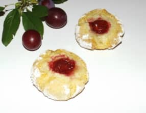 Nid d'amaretti aux noisettes aux prunes