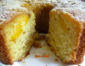 Gâteau très moelleux aux pêches à la crème fraîche