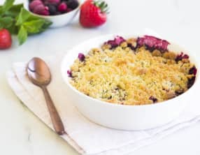 Crumble à la rhubarbe et aux fruits rouges