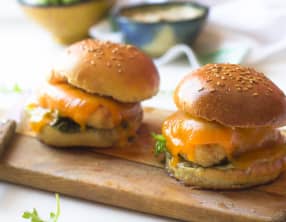Hamburger au poulet pané et sauce béarnaise