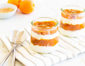 Yaourts au compoté d'abricots et sésame
