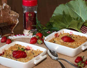 Crumble rhubarbe et fraises au sucre et sirop d'érable