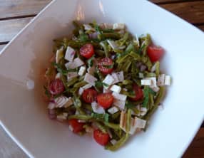 Salade aux haricots verts, rôti de poulet, kiwi et féta