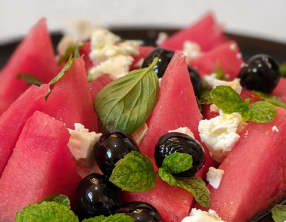 Salade de pastèque à la feta et aux olives marinées