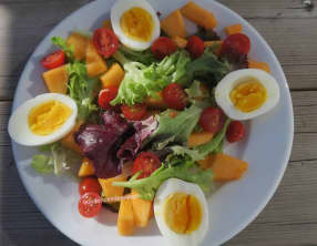 Salade au melon, tomates cerise et œufs durs