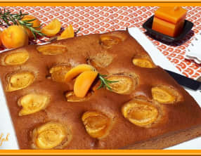 Gâteau fondant abricots et romarin