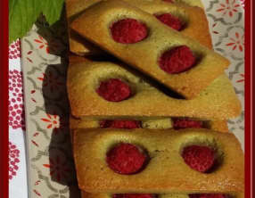 Financiers au thé matcha et framboises